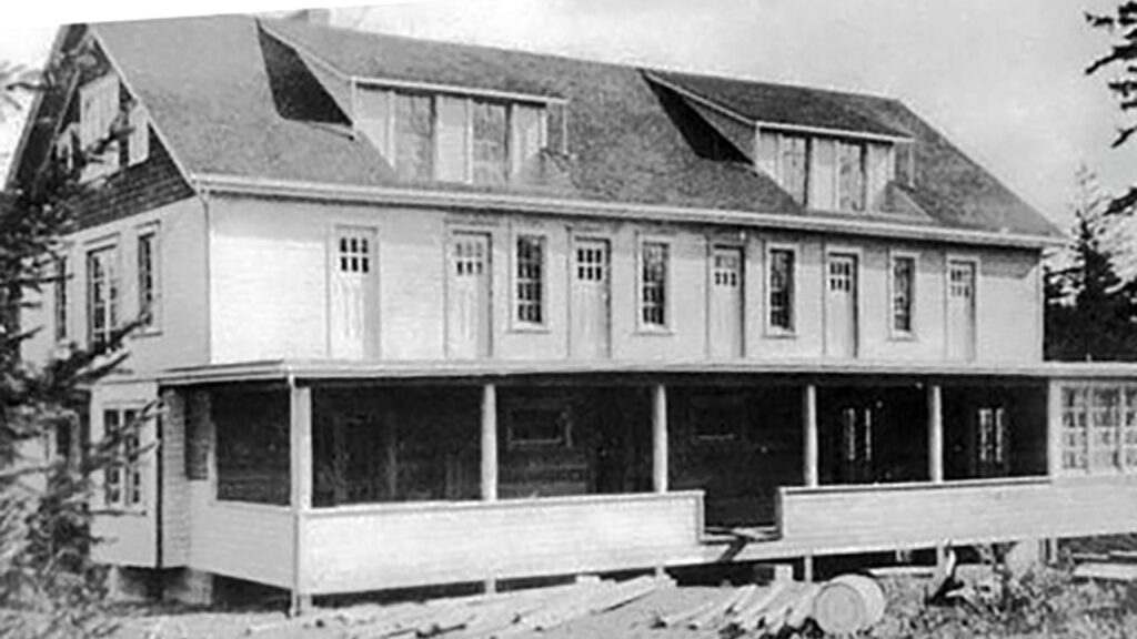 Historical black and white photograph of Linda Hazzard's Starvation Heights sanitarium building in Olalla Washington
